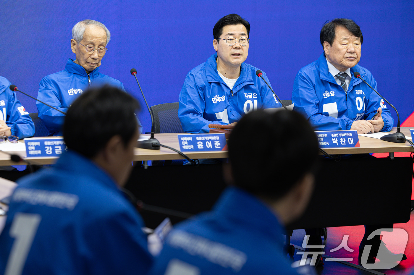 (서울=뉴스1) 이재명 기자 = 박찬대 더불어민주당 상임 총괄선대위원장이 19일 오전 서울 여의도 더불어민주당사에서 열린 중앙선거대책위원회의에서 발언을 하고 있다. 2025.5.1 …