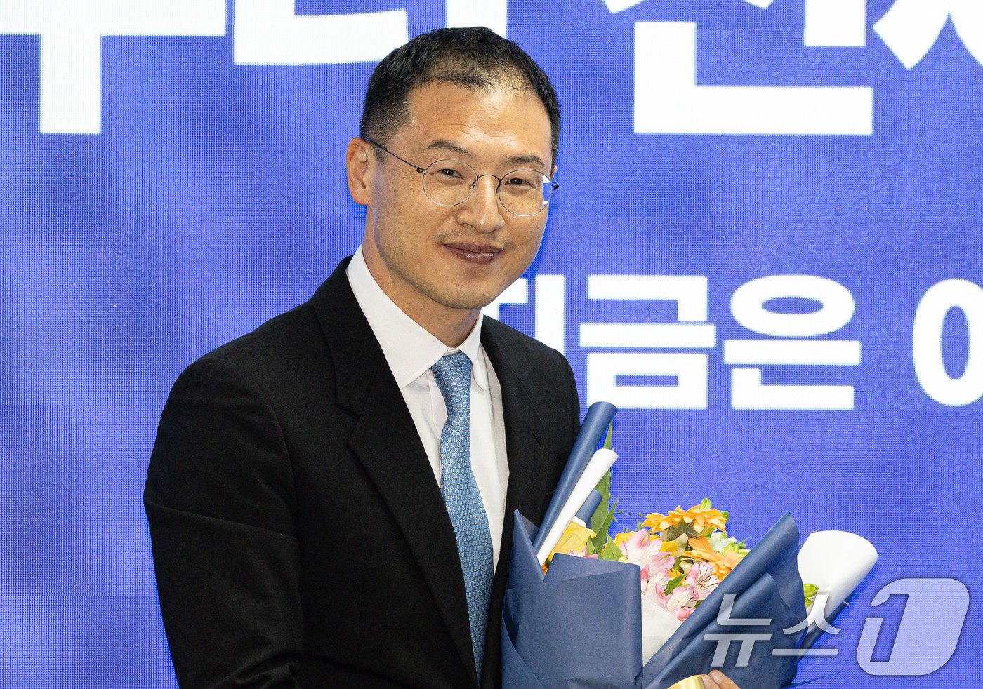 (서울=뉴스1) 이재명 기자 = 더불어민주당에 입당한 김상욱 의원이 19일 오전 서울 여의도 국회 더불어민주당사에서 열린 입당 환영식에서 꽃다발을 손에 들고 미소를 짓고 있다. 2 …