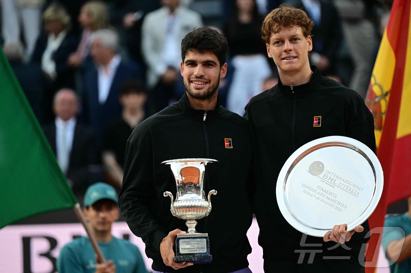 (로마 AFP=뉴스1) 우동명 기자 = 스페인의 카를로스 알카라스가 18일(현지시간) 로마에서 열린 ATP 투어 BNL 이탈리아 인터내셔널서 준우승을 한 이탈리아의 얀니크 신네르와 …