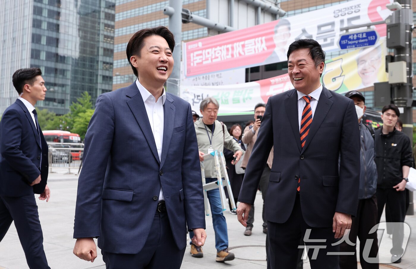 본문 이미지 - 이준석 개혁신당 대통령 후보가 19일 오전 서울 종로구 광화문광장 이순신 동상 앞에서 기자회견을 마친 후 김철근 사무총장과 웃음짓고 있다. 2025.5.19/뉴스1 ⓒ News1 김성진 기자