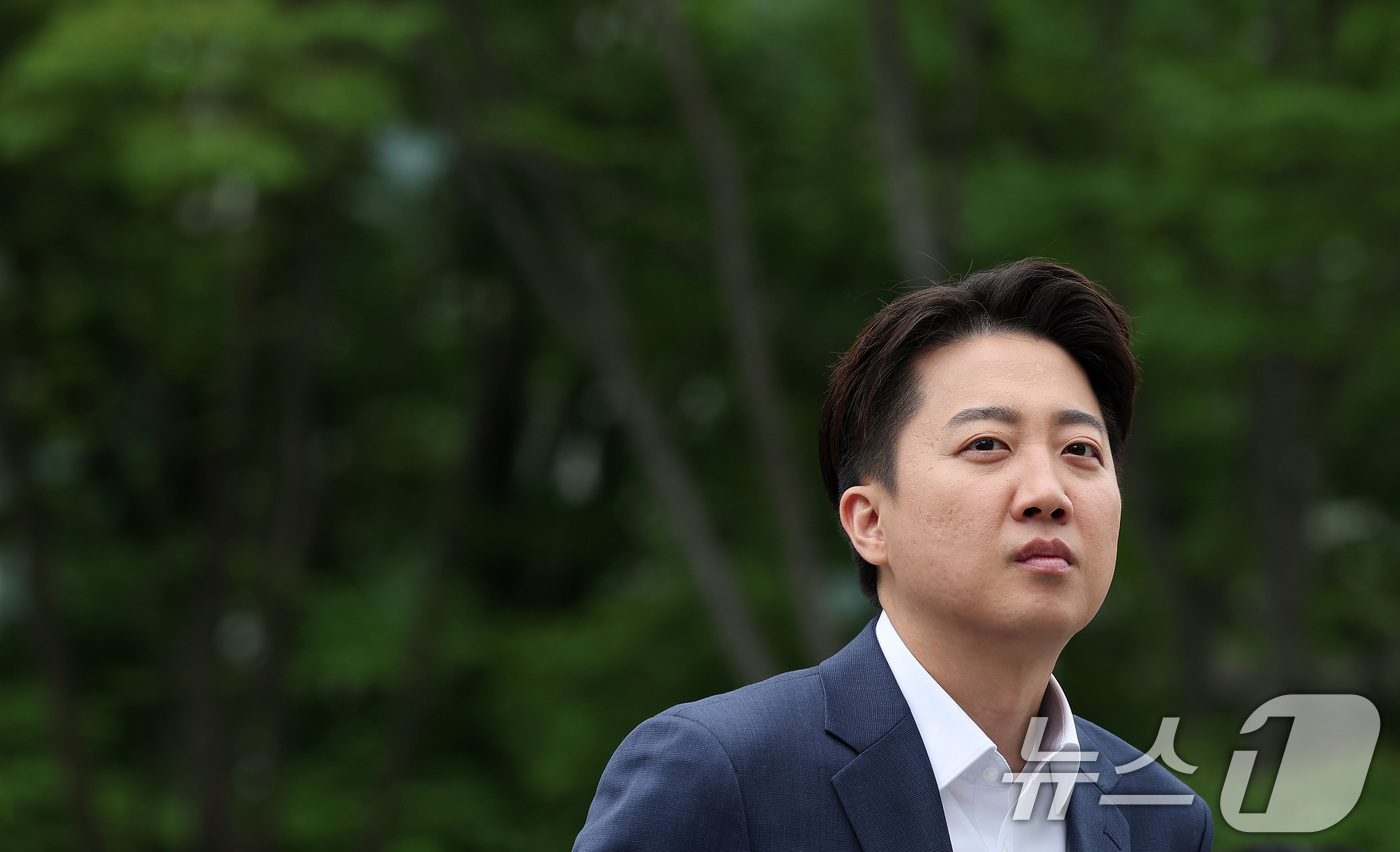 (서울=뉴스1) 김성진 기자 = 이준석 개혁신당 대통령 후보가 19일 오전 서울 종로구 광화문광장 이순신 동상 앞에서 기자회견 시작을 기다리고 있다. 2025.5.19/뉴스1