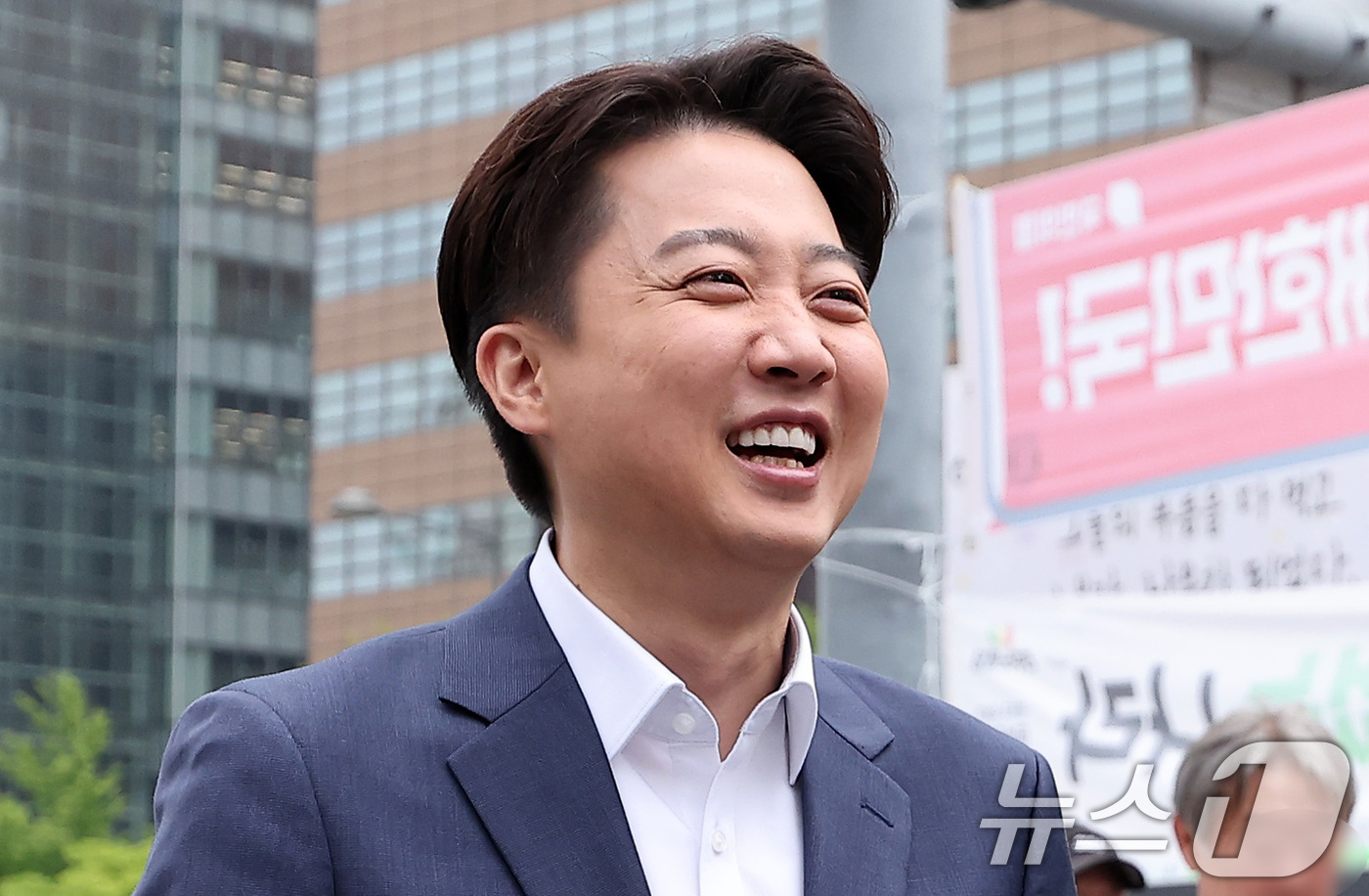 (서울=뉴스1) 김성진 기자 = 이준석 개혁신당 대통령 후보가 19일 오전 서울 종로구 광화문광장 이순신 동상 앞에서 기자회견을 마친 후 웃음짓고 있다. 2025.5.19/뉴스1