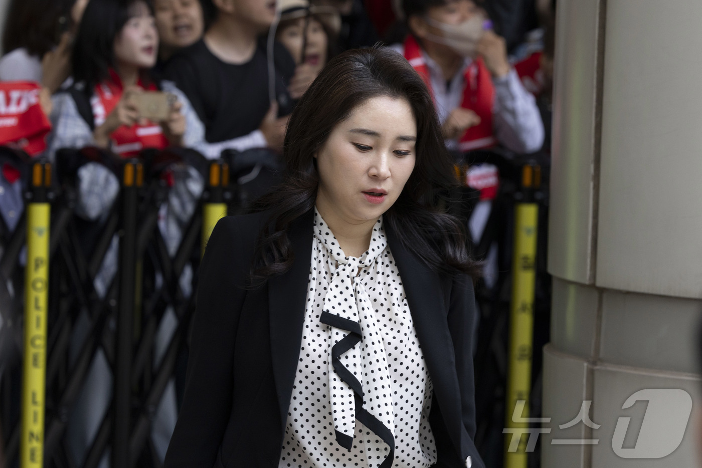 (서울=뉴스1) 사진공동취재단 = 내란 우두머리 혐의, 직권남용 권리행사방해 혐의 사건으로 기소된 윤석열 전 대통령의 변호인단인 김계리 변호사 19일 오전 서울 서초구 중앙지법으로 …