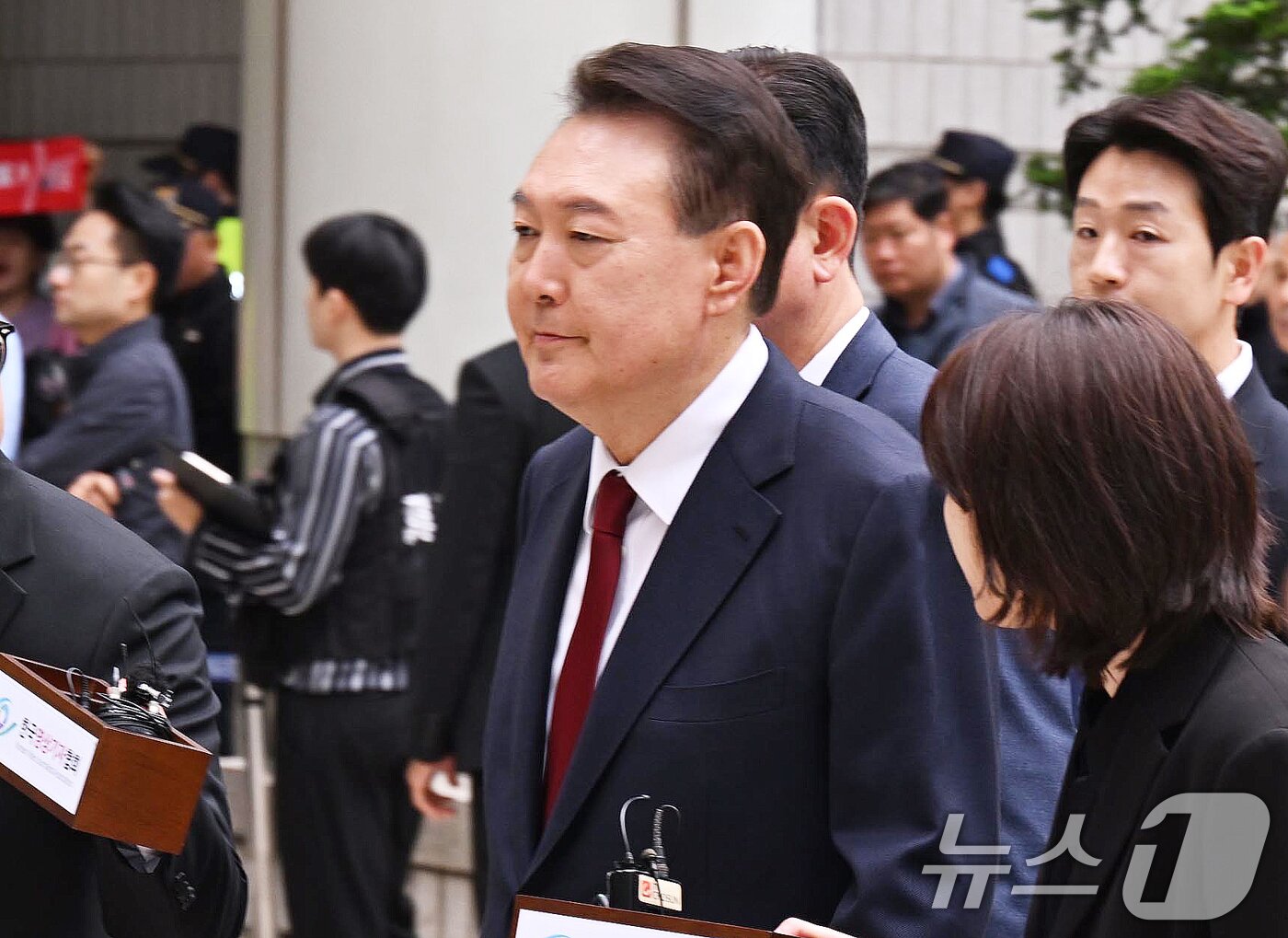 본문 이미지 - 윤석열 전 대통령이 19일 오전 서울 서초구 중앙지방법원에서 열린 내란 우두머리 혐의, 직권남용 권리행사방해 혐의 사건 4차 공판에 출석, 취재진의 질문을 받으며 이동하고 있다. 2025.5.19/뉴스1 ⓒ News1 사진공동취재단
