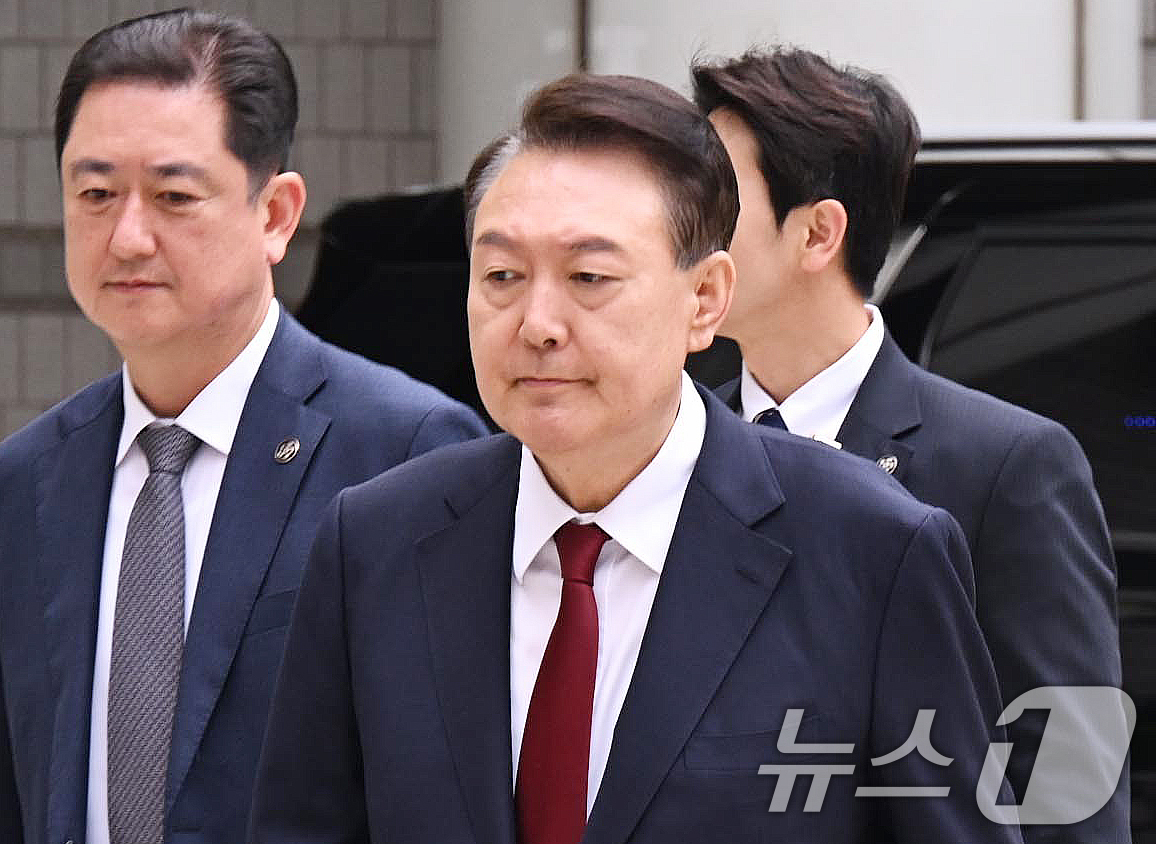 (서울=뉴스1) 사진공동취재단 = 윤석열 전 대통령이 19일 오전 서울 서초구 중앙지방법원에서 열린 내란 우두머리 혐의, 직권남용 권리행사방해 혐의 사건 4차 공판에 출석, 취재진 …