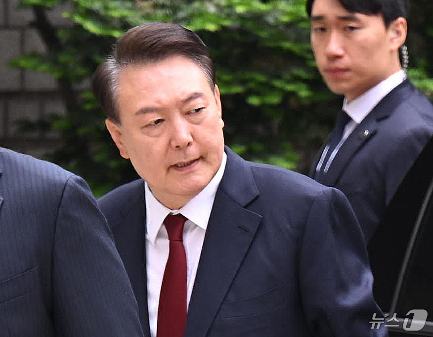 (서울=뉴스1) 사진공동취재단 = 윤석열 전 대통령이 19일 오전 서울 서초구 중앙지방법원에서 열린 내란 우두머리 혐의, 직권남용 권리행사방해 혐의 사건 4차 공판에 출석하고 있다 …