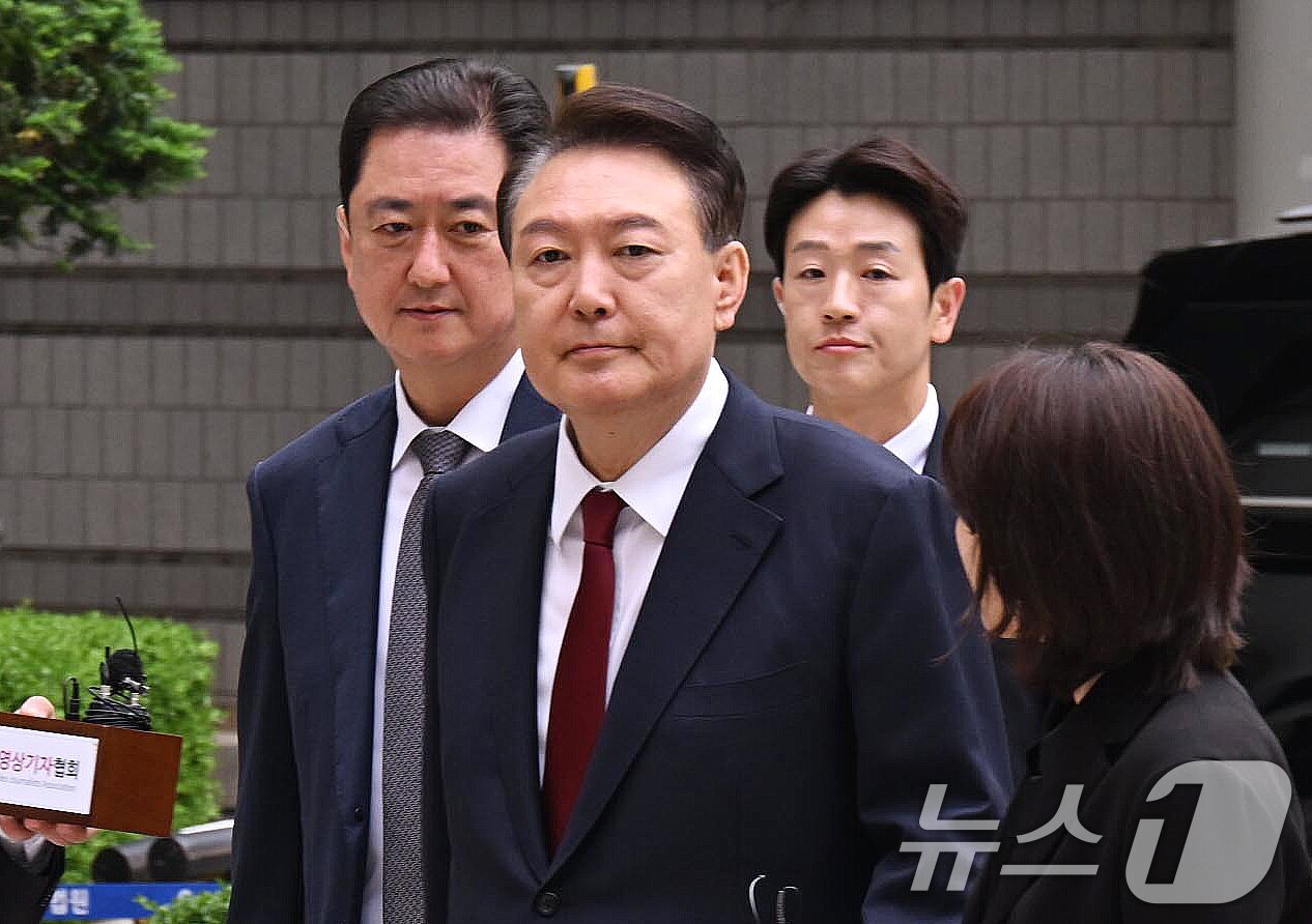 본문 이미지 - 윤석열 전 대통령이 서울 서초구 중앙지방법원에서 열린 내란 우두머리 혐의, 직권남용 권리행사방해 혐의 사건 4차 공판에 출석하고 있다. 2025.5.19/뉴스1 ⓒ News1 사진공동취재단