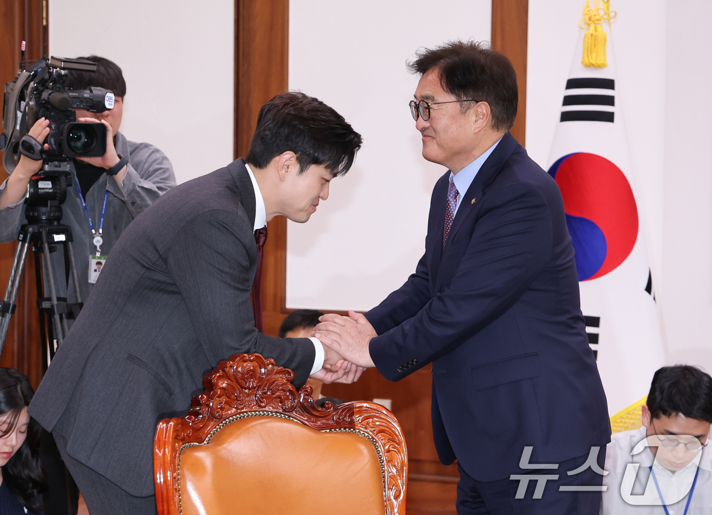 (서울=뉴스1) 안은나 기자 = 김용태 국민의힘 비상대책위원장(왼쪽)이 19일 오전 서울 여의도 국회에서 우원식 의장을 예방하며 악수하고 있다. 2025.5.19/뉴스1