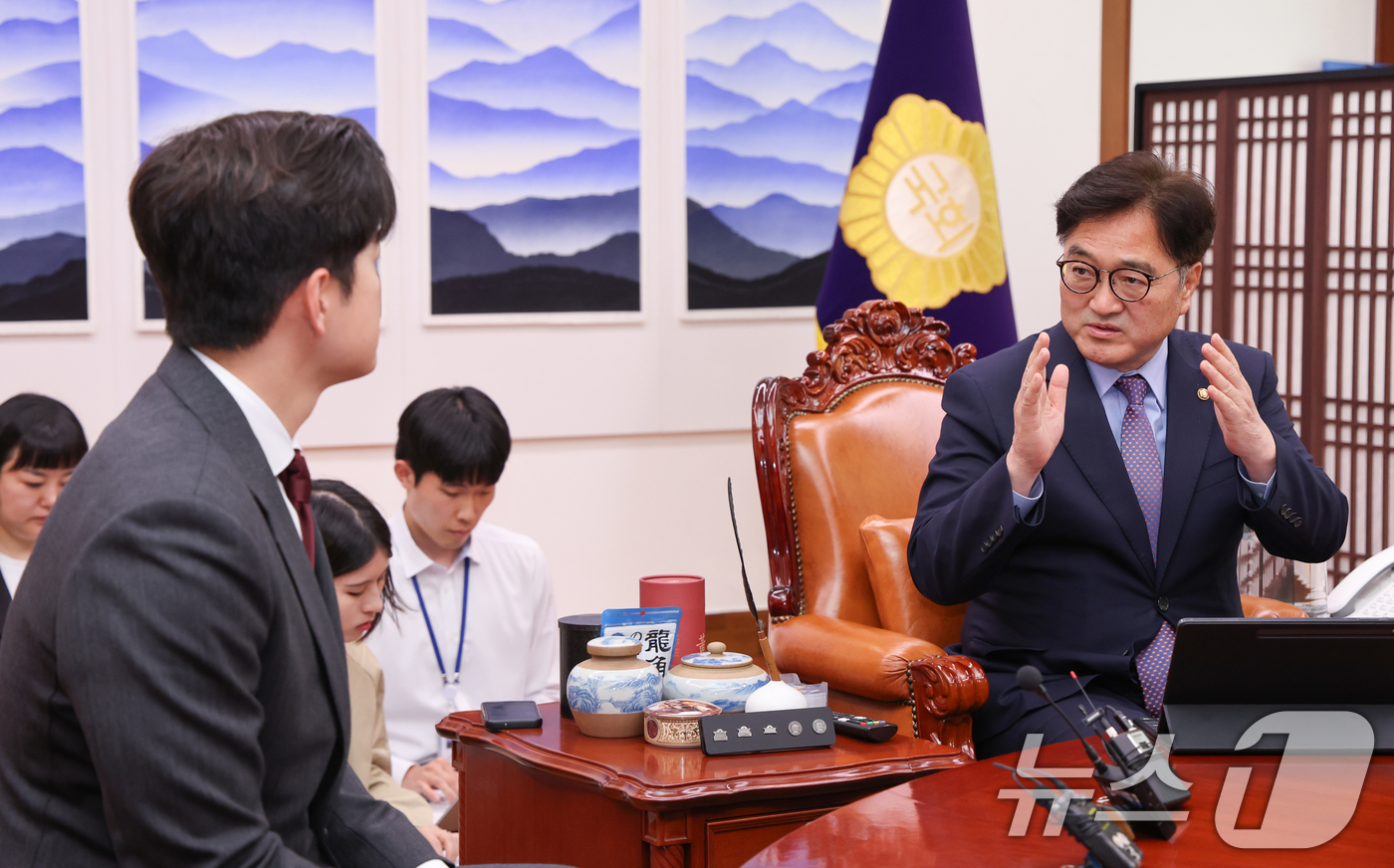 (서울=뉴스1) 안은나 기자 = 우원식 국회의장(오른쪽)이 19일 오전 서울 여의도 국회에서 김용태 국민의힘 비상대책위원장을 접견하며 인사말을 하고 있다. 2025.5.19/뉴스1 …