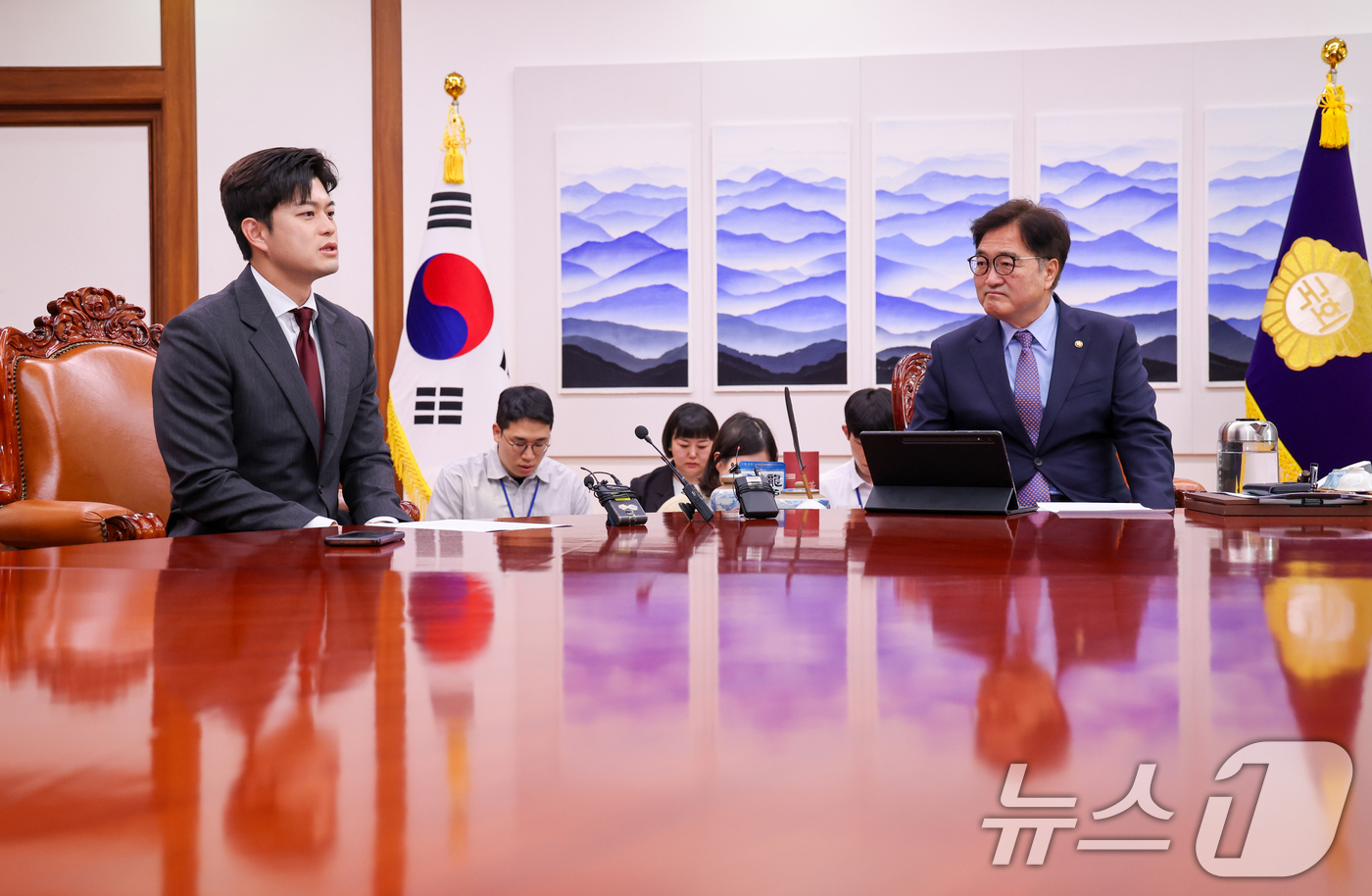 (서울=뉴스1) 안은나 기자 = 김용태 국민의힘 비상대책위원장(왼쪽)이 19일 오전 서울 여의도 국회에서 우원식 의장을 예방하며 인사말을 하고 있다. 2025.5.19/뉴스1
