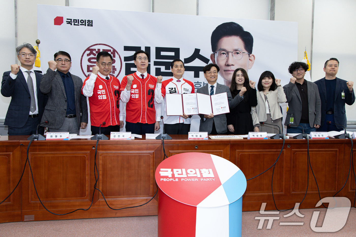 (서울=뉴스1) 이재명 기자 = 박대출 국민의힘 총괄지원본부장과 박성호 한국인터넷기업협회 회장이 19일 오전 서울 여의도 국회에서 열린 제21대 대선 국민의힘·디지털경제연합 정책협 …