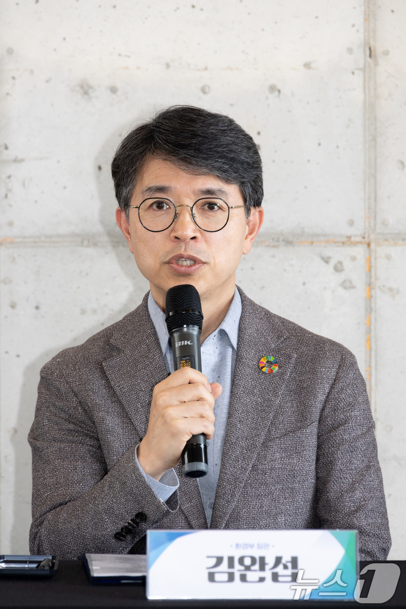 (서울=뉴스1) = 김완섭 환경부 장관이 19일 강원도 강릉시 소재 한 카페에서 열린 '강릉시 맞춤형 다회용 컵 보증금제 시행을 위한 자발적 협약식'에서 인사말을 하고 있다. (환 …