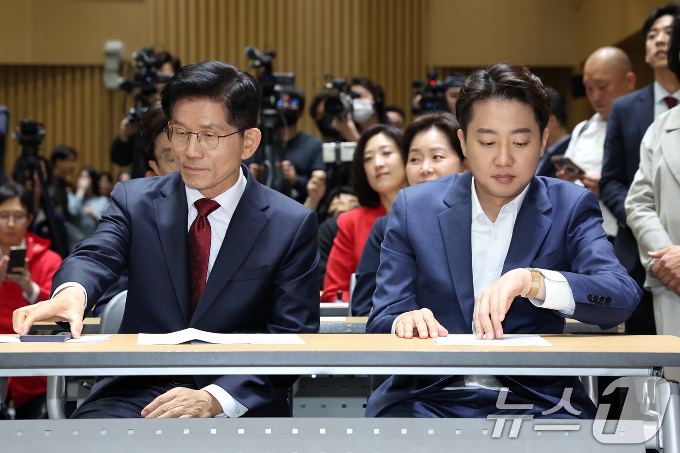 본문 이미지 - 김문수 국민의힘 대통령 후보(왼쪽)와 이준석 개혁신당 대통령 후보가 19일 오전 서울 중구 서울시청에서 열린 '약자와 동행하는 서울 토론회'에 참석해 나란히 앉아 있다. 2025.5.19/뉴스1 ⓒ News1 민경석 기자