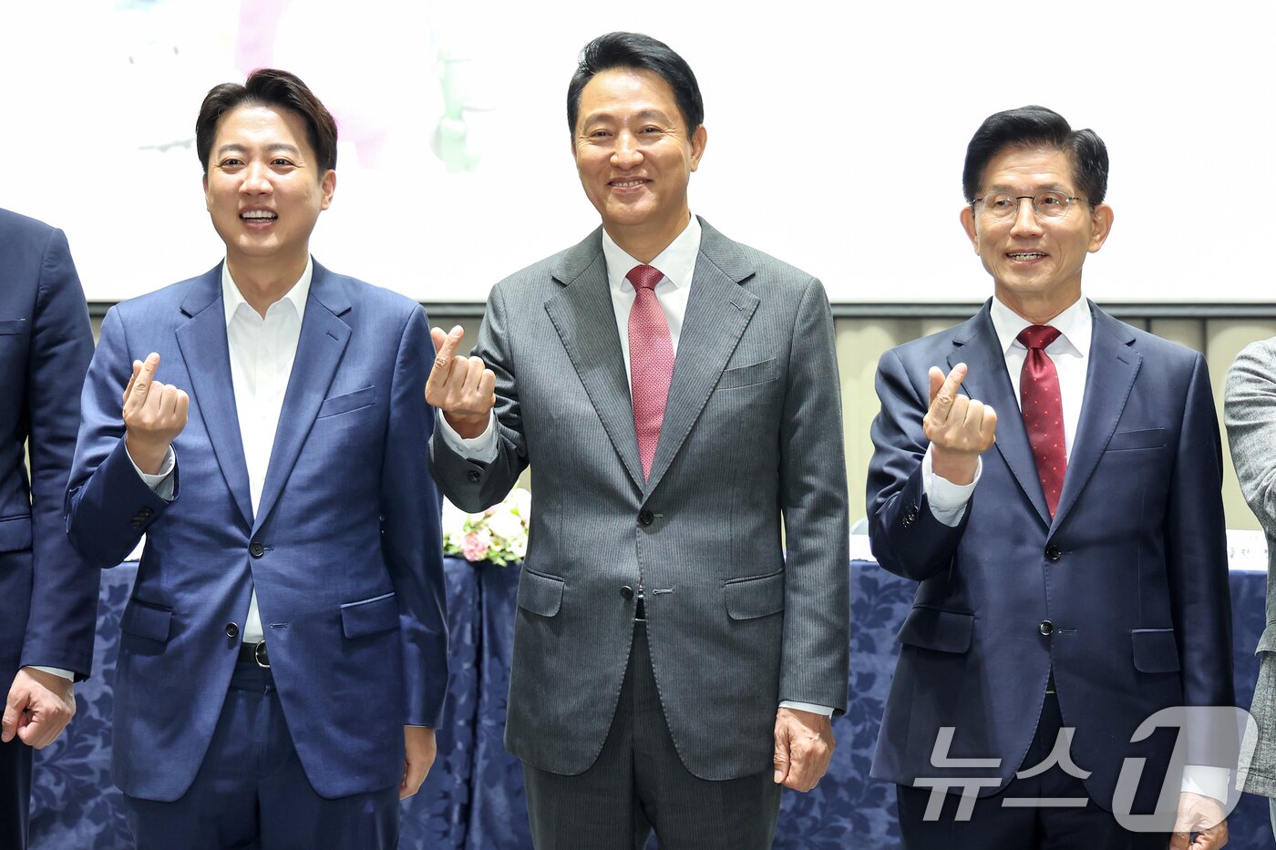 본문 이미지 - 이준석 개혁신당 대통령 후보&#40;왼쪽부터&#41;와 오세훈 서울시장, 김문수 국민의힘 대통령 후보가 19일 오전 서울 중구 서울시청에서 열린 &#39;약자와 동행하는 서울 토론회&#39;에 참석해 기념촬영을 하고 있다. 2025.5.19/뉴스1 ⓒ News1 민경석 기자