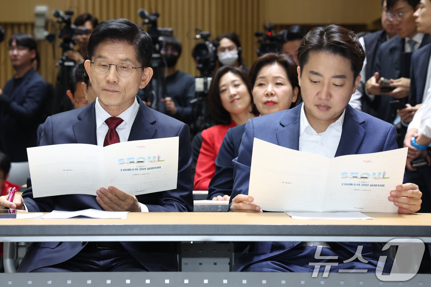 본문 이미지 - 김문수 국민의힘 대통령 후보&#40;왼쪽&#41;와 이준석 개혁신당 대통령 후보가 19일 오전 서울 중구 서울시청에서 열린 &#39;약자와 동행하는 서울 토론회&#39;에 참석해 나란히 앉아 있다. 2025.5.19/뉴스1 ⓒ News1 민경석 기자