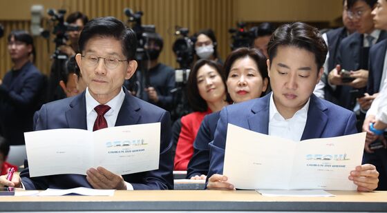 자료 살피는 김문수·이준석