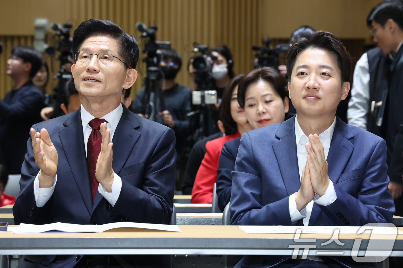 (서울=뉴스1) 민경석 기자 = 김문수 국민의힘 대통령 후보(왼쪽)와 이준석 개혁신당 대통령 후보가 19일 오전 서울 중구 서울시청에서 열린 '약자와 동행하는 서울 토론회'에 참석 …