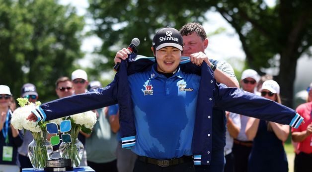 [포토] PGA 2부 콘페리 투어 첫 우승 재킷 입는 김성현