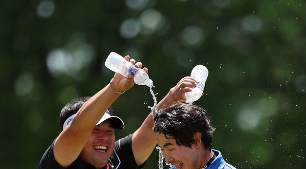 [포토] PGA 콘페리 투어 우승에 샴페인 세례 받는 김성현