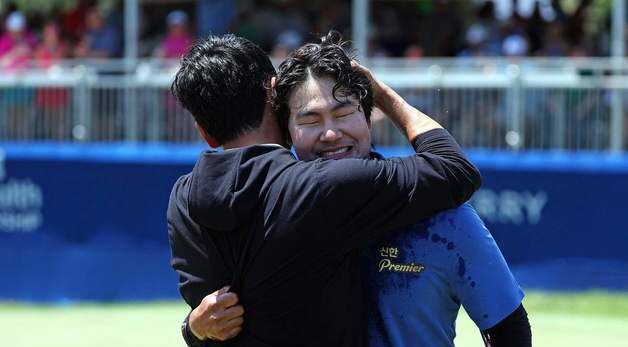 [포토] PGA 콘페리 투어 우승에 통역사와 포옹하는 김성현