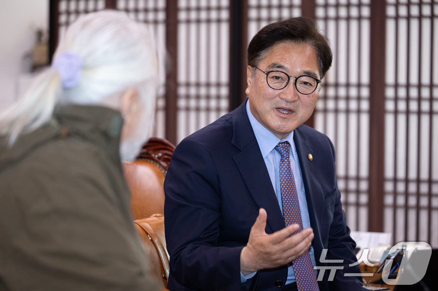 (서울=뉴스1) 이재명 기자 = 우원식 국회의장이 19일 오전 서울 여의도 국회에서 박경석 전국장애인차별철폐연대(전장연) 상임대표와 면담을 하고 있다. 2025.5.19/뉴스1