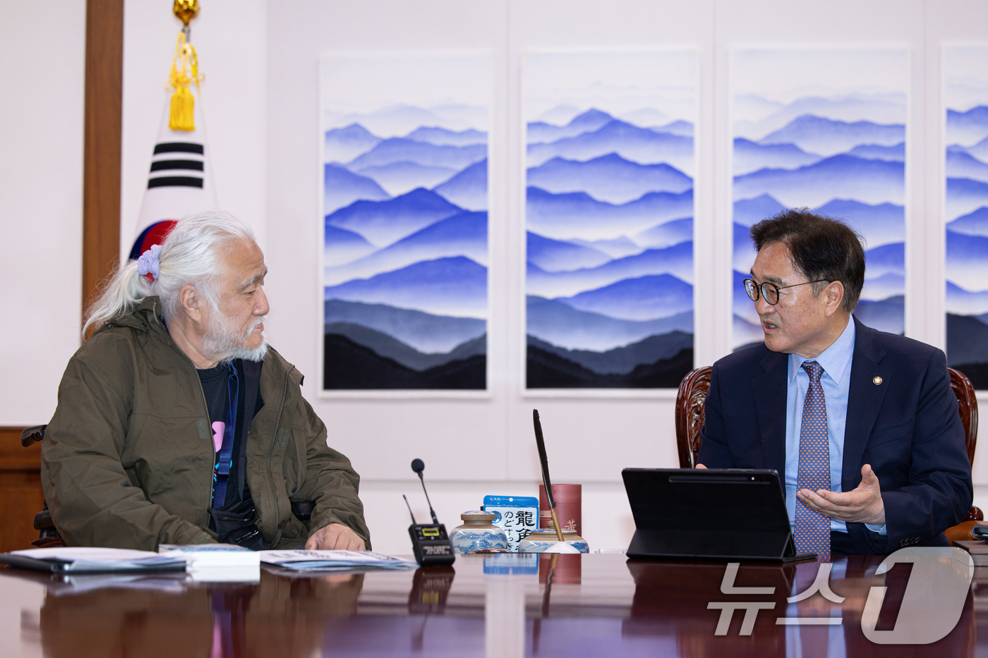 (서울=뉴스1) 이재명 기자 = 우원식 국회의장이 19일 오전 서울 여의도 국회에서 박경석 전국장애인차별철폐연대(전장연) 상임대표와 면담을 하고 있다. 2025.5.19/뉴스1