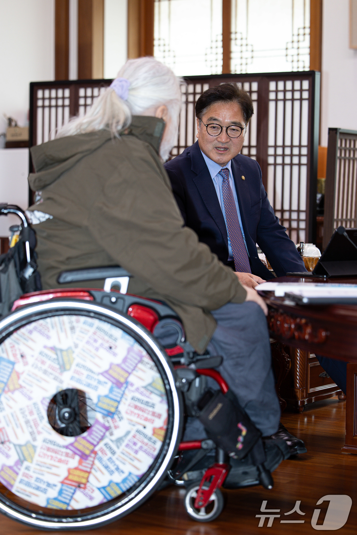 (서울=뉴스1) 이재명 기자 = 우원식 국회의장이 19일 오전 서울 여의도 국회에서 박경석 전국장애인차별철폐연대(전장연) 상임대표와 면담을 하고 있다. 2025.5.19/뉴스1