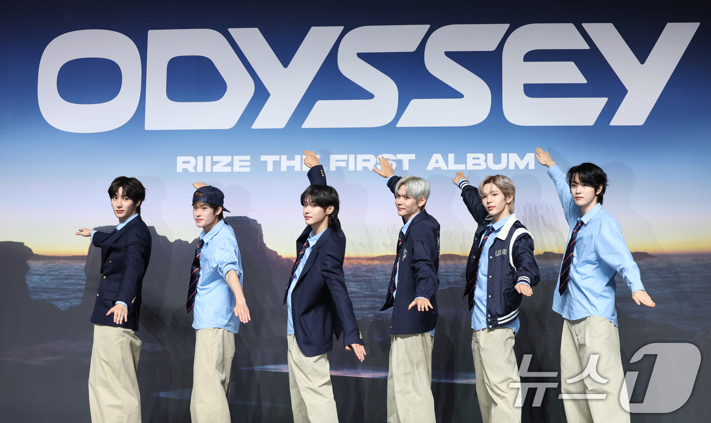 (서울=뉴스1) 권현진 기자 = 라이즈(RIIZE) 앤톤(왼쪽부터)과 소희, 원빈, 은석, 쇼타로, 성찬이 19일 오전 서울 용산구 블루스퀘어에서 가진 첫 정규 앨범 '오디세이(O …