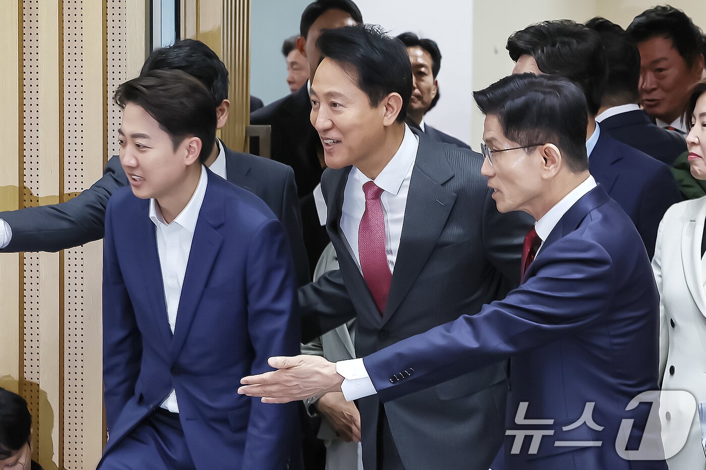 본문 이미지 - 이준석 개혁신당 대통령 후보(왼쪽부터)와 오세훈 서울시장, 김문수 국민의힘 대통령 후보가 19일 오전 서울 중구 서울시청에서 열린 '약자와 동행하는 서울 토론회'에서 참석하고 있다. 2025.5.19/뉴스1 ⓒ News1 민경석 기자