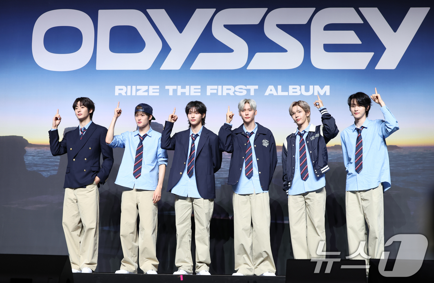 (서울=뉴스1) 권현진 기자 = 라이즈(RIIZE) 앤톤(왼쪽부터)과 소희, 원빈, 은석, 쇼타로, 성찬이 19일 오전 서울 용산구 블루스퀘어에서 가진 첫 정규 앨범 '오디세이(O …