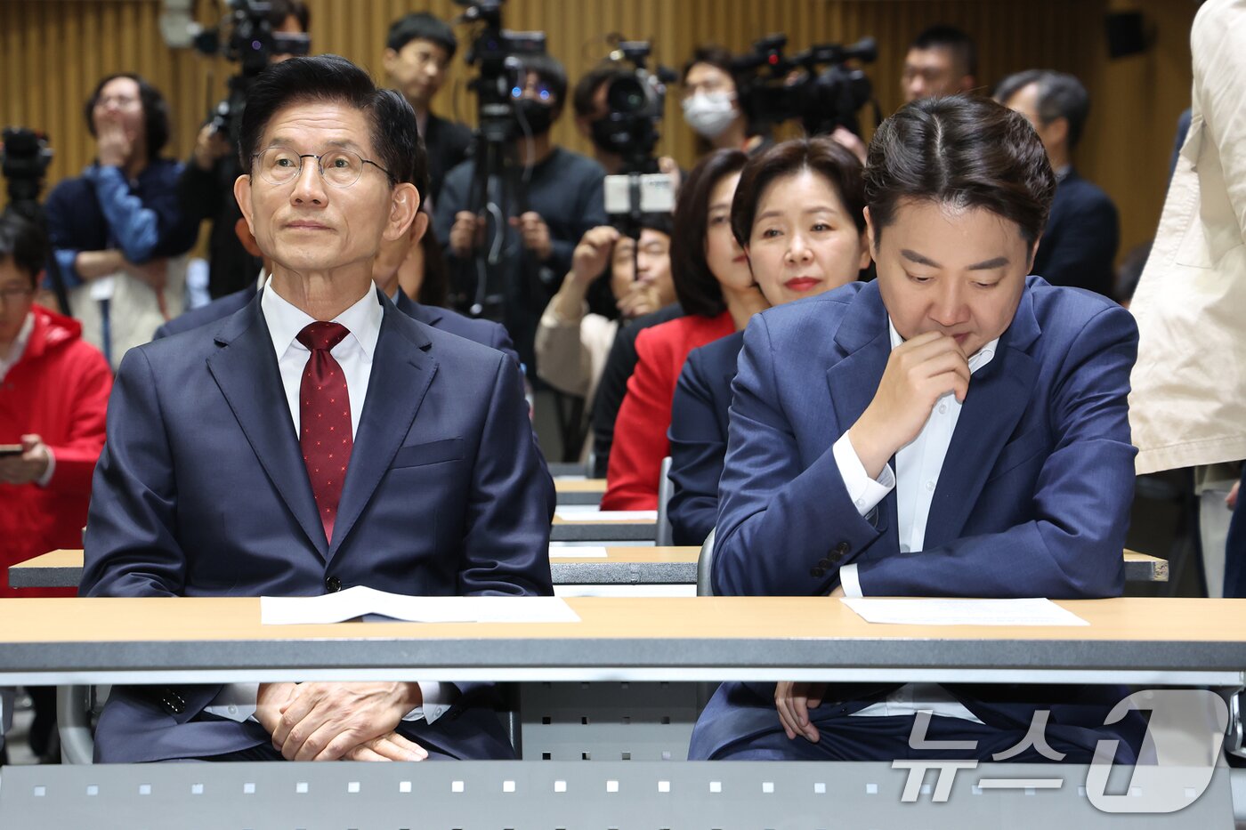 본문 이미지 - 김문수 국민의힘 대통령 후보&#40;왼쪽&#41;와 이준석 개혁신당 대통령 후보가 19일 오전 서울 중구 서울시청에서 열린 &#39;약자와 동행하는 서울 토론회&#39;에 참석해 나란히 앉아 있다. 2025.5.19/뉴스1 ⓒ News1 민경석 기자