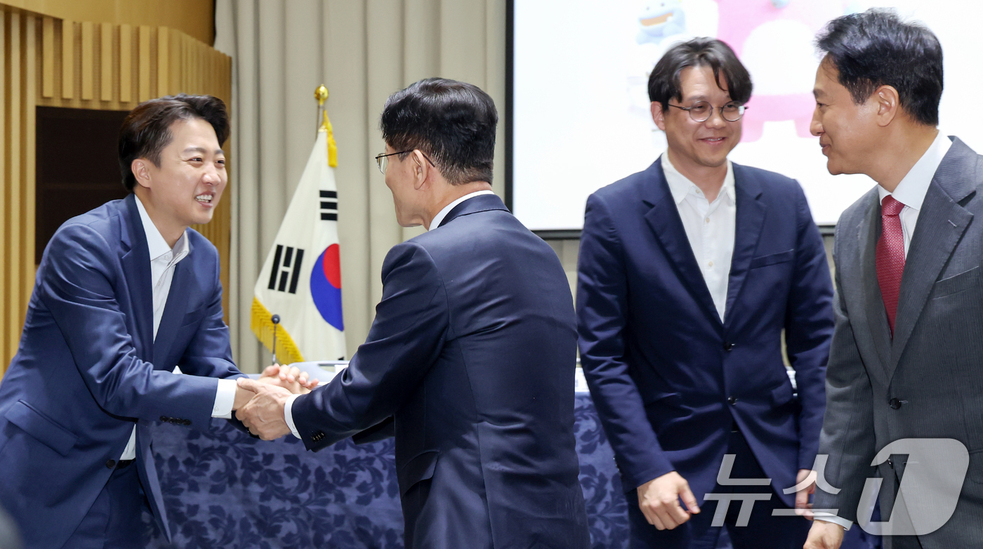 (서울=뉴스1) 민경석 기자 = 오세훈 서울시장(오른쪽 첫 번째)이 19일 오전 서울 중구 서울시청에서 열린 '약자와 동행하는 서울 토론회'에서 이준석 개혁신당 대통령 후보(왼쪽 …