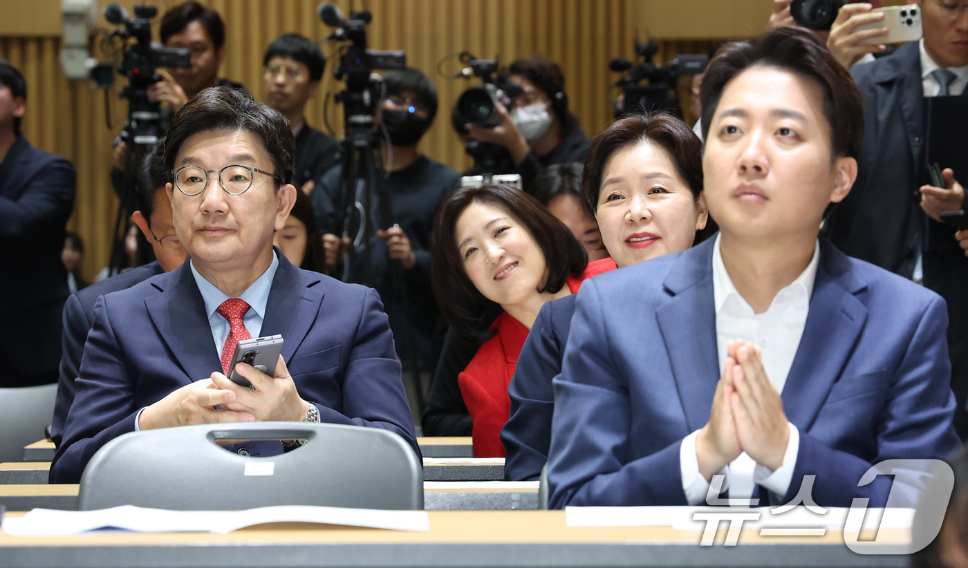 (서울=뉴스1) 민경석 기자 = 권성동 국민의힘 원내대표(왼쪽)가 19일 오전 서울 중구 서울시청에서 열린 '약자와 동행하는 서울 토론회'에 참석해 단상으로 향하는 김문수 대통령 …