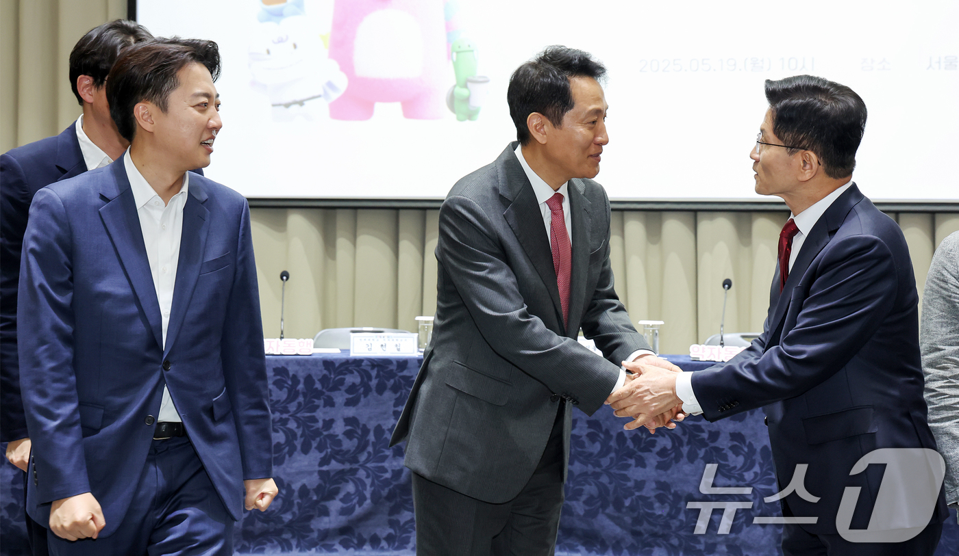 (서울=뉴스1) 민경석 기자 = 이준석 개혁신당 대통령 후보(왼쪽)가 19일 오전 서울 중구 서울시청에서 열린 '약자와 동행하는 서울 토론회'에 참석해 오세훈 서울시장과 김문수 국 …