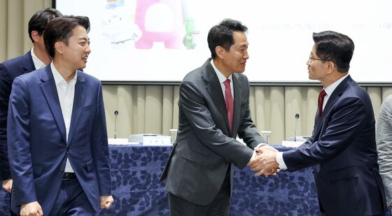 '악수 나누는 모습 지켜보며'