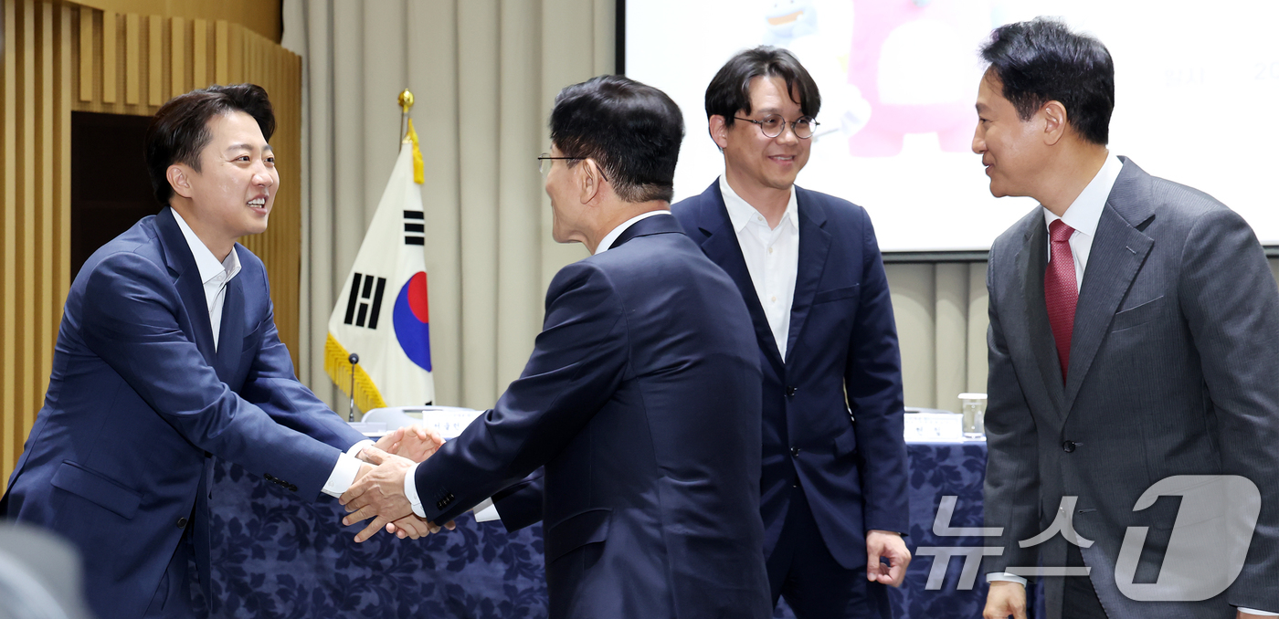 (서울=뉴스1) 민경석 기자 = 오세훈 서울시장(오른쪽 첫 번째)이 19일 오전 서울 중구 서울시청에서 열린 '약자와 동행하는 서울 토론회'에서 이준석 개혁신당 대통령 후보(왼쪽 …