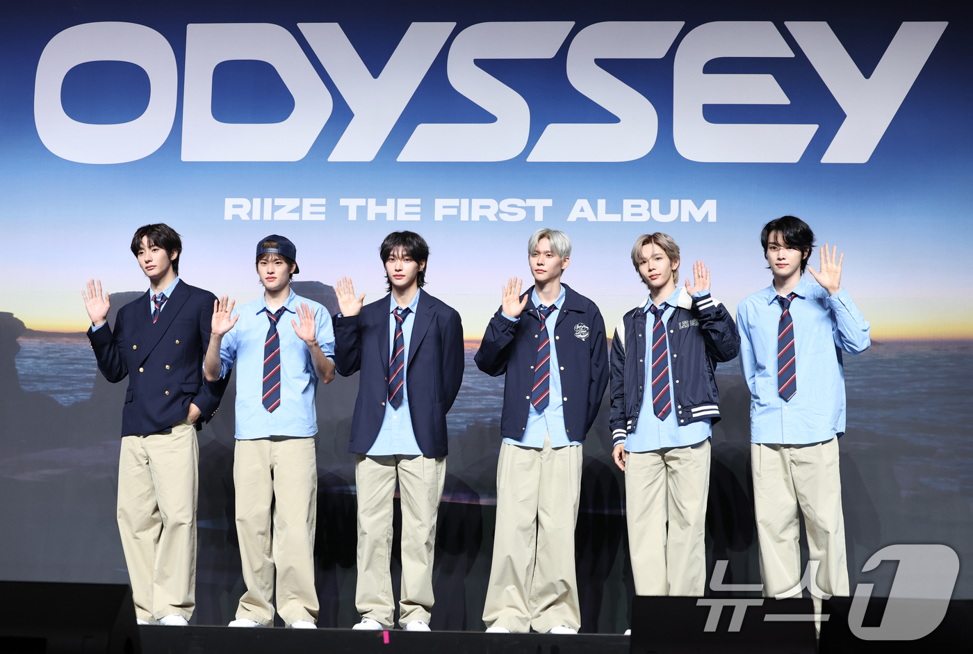 (서울=뉴스1) 권현진 기자 = 라이즈(RIIZE) 앤톤(왼쪽부터)과 소희, 원빈, 은석, 쇼타로, 성찬이 19일 오전 서울 용산구 블루스퀘어에서 가진 첫 정규 앨범 '오디세이(O …