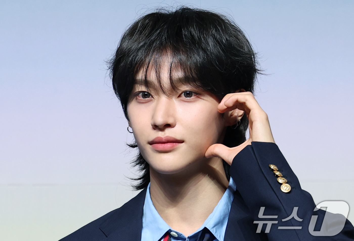 (서울=뉴스1) 권현진 기자 = 라이즈(RIIZE) 원빈이 19일 오전 서울 용산구 블루스퀘어에서 가진 첫 정규 앨범 '오디세이(ODYSSEY)' 발매 기념 쇼케이스에서 포즈를 취 …