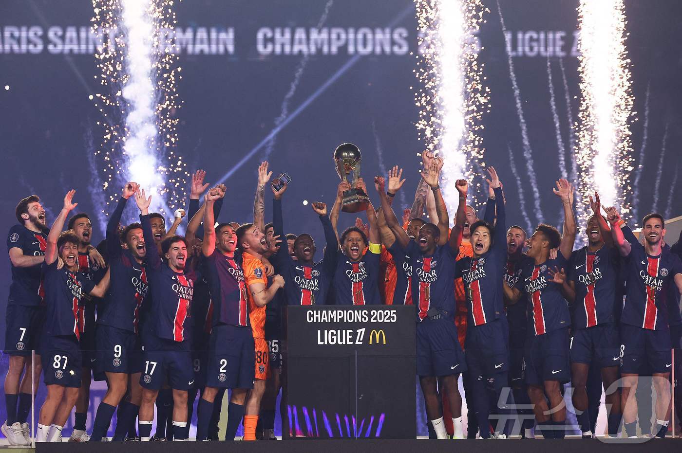 (파리 AFP=뉴스1) 우동명 기자 = PSG 선수들이 18일(현지시간) 파리의 파르크 데 프랭스에서 열린 리그1 우승 기념 행사서 트로피들 들고 기뻐하고 있다. 2025.05.1 …