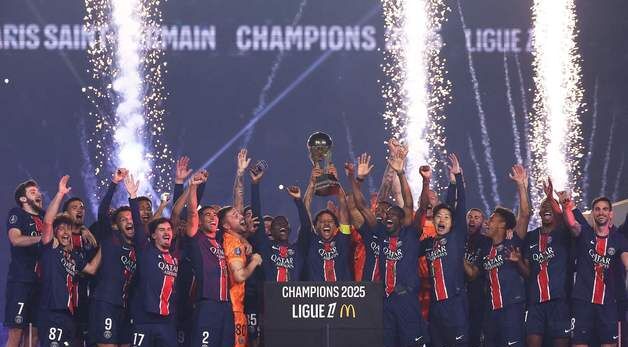 [포토] 리그1 우승 트로피 들고 환호하는 PSG 선수들