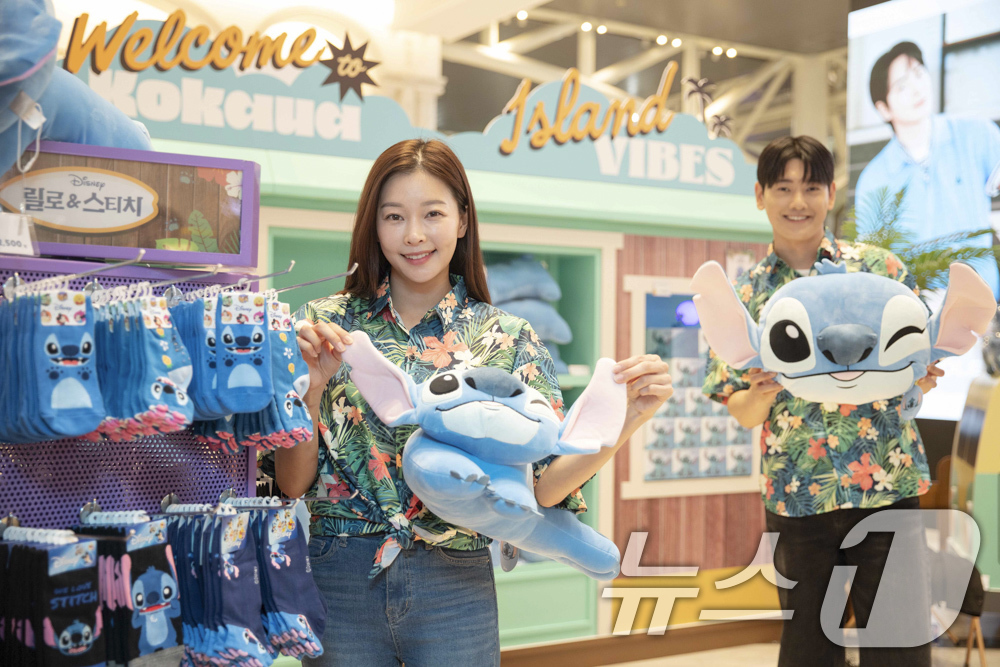 (서울=뉴스1) = 신세계백화점이 월트디즈니 컴퍼니 코리아와 함께 오는 29일까지 강남점에서 '릴로&스티치 오하나' 팝업스토어'를 운영한다고 19일 밝혔다.모델들이 신세계백화점 강 …