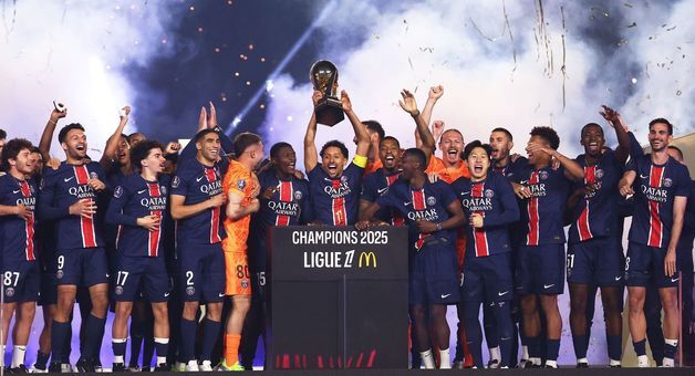 [포토] PSG 리그1 우승컵 들고 동료들과 기뻐하는 이강인