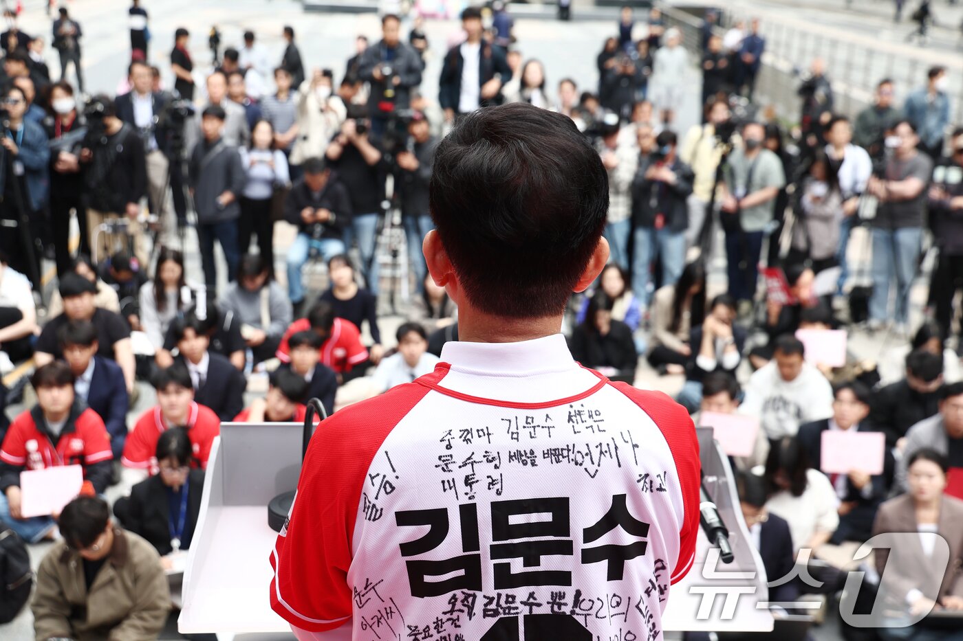 본문 이미지 - 김문수 국민의힘 대통령 후보가 19일 오전 서울 중구 청계광장 소라탑 앞에서 &#39;청년이 바라는 대한민국&#39; 정책 공약 발표를 하고 있다. 2025.5.19/뉴스1 ⓒ News1 김민지 기자