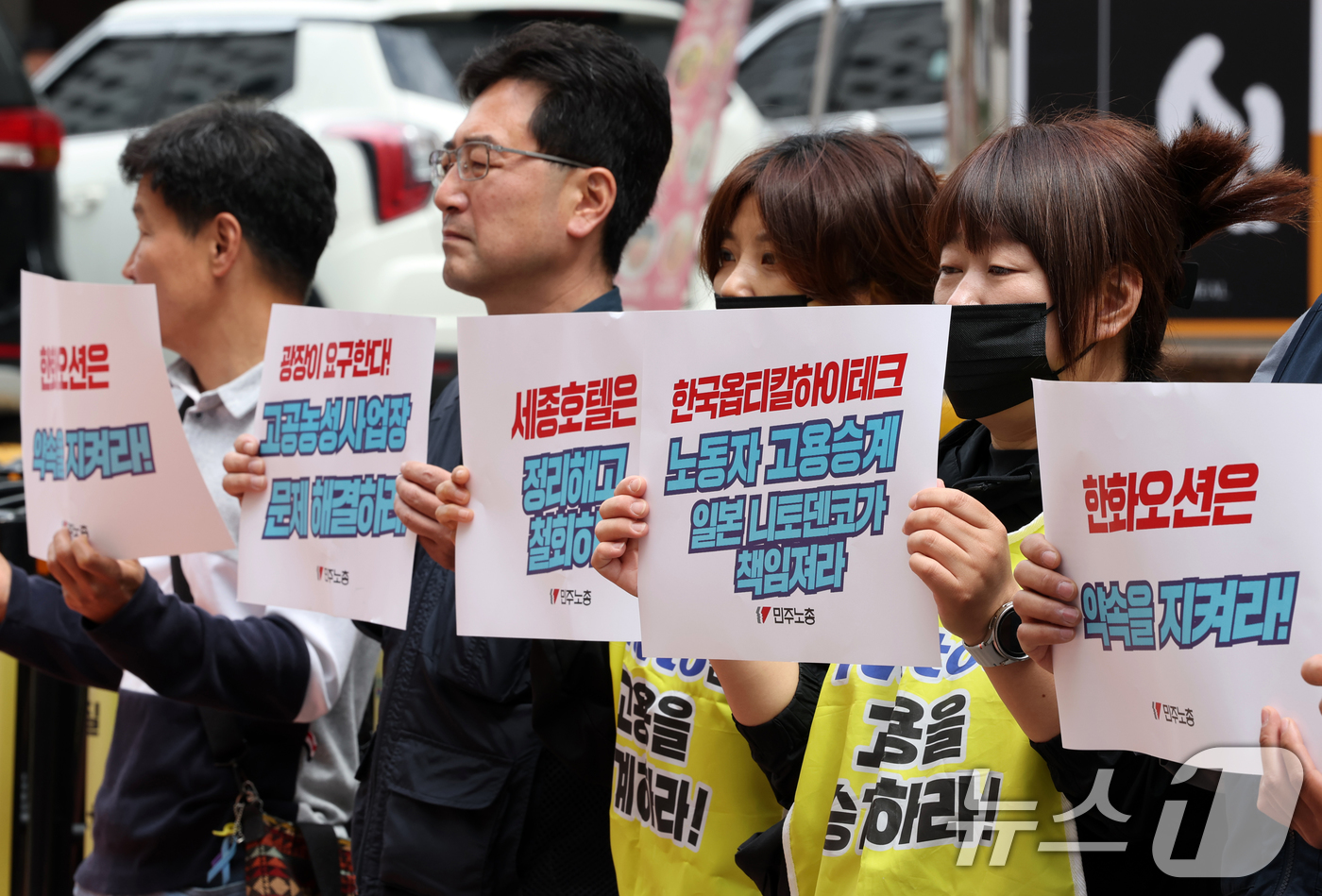 (서울=뉴스1) 황기선 기자 = 민주노총 조합원들이 19일 오전 서울 영등포구 여의도 이재명 더불어민주당 대선캠프 앞에서 '고공농성사업장 문제해결 촉구 10만인 서명운동 돌입' 기 …