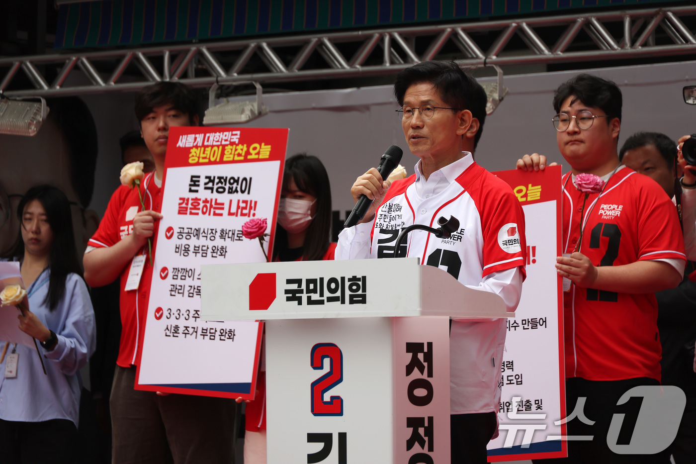 (서울=뉴스1) 김민지 기자 = 김문수 국민의힘 대선 후보가 19일 서울 청계광장에서 청년 정책 발표를 하고 있다. (공동취재) 2025.5.19/뉴스1