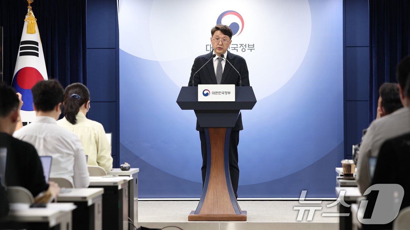 본문 이미지 - 최우혁 과학기술정보통신부 정보보호네트워크정책관이 19일 서울 종로구 정부서울청사에서 SKT 침해사고 관련 민관 합동 조사결과 2차 브리핑을 하고 있다. 2025.5.19/뉴스1 ⓒ News1 김성진 기자