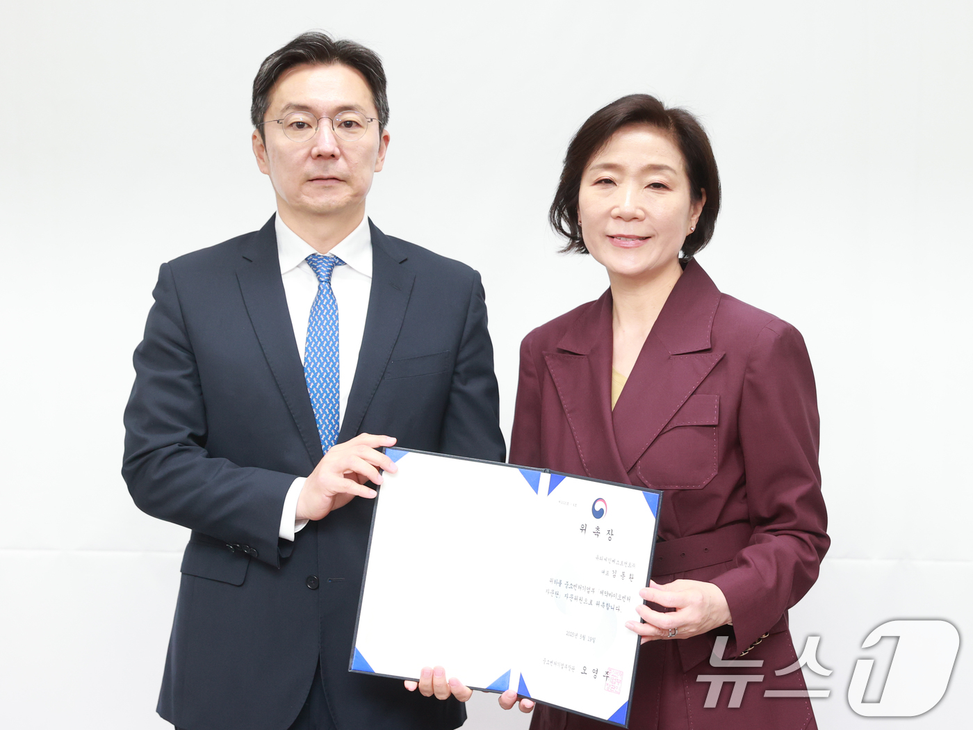 (서울=뉴스1) = 오영주 중소벤처기업부 장관이 19일 대전 한국생명공학연구원에서 열린 '제약바이오벤처 자문단 Kick-off 회의'에서 자문위원에게 위촉장을 수여한 후 기념 촬영 …