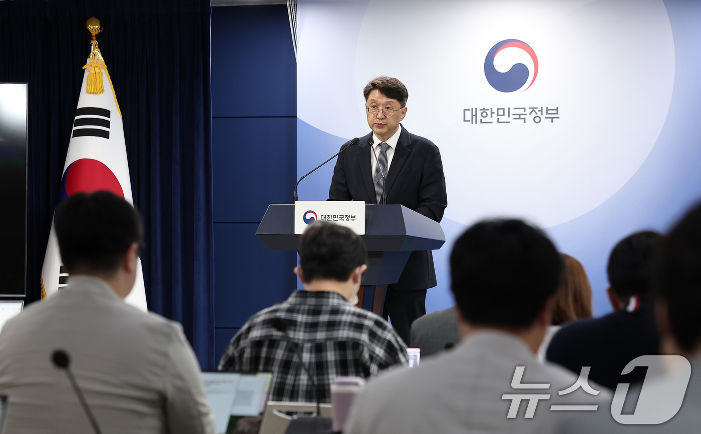 (서울=뉴스1) 김성진 기자 = 최우혁 과학기술정보통신부 정보보호네트워크정책관이 19일 서울 종로구 정부서울청사에서 SKT 침해사고 관련 민관 합동 조사결과 2차 브리핑을 하고 있 …