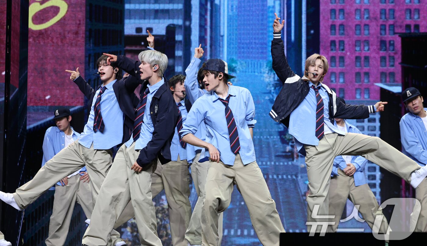 본문 이미지 - 라이즈(RIIZE)가 19일 오전 서울 용산구 블루스퀘어에서 가진 첫 정규 앨범 '오디세이(ODYSSEY)' 발매 기념 쇼케이스에서 타이틀 곡 'Fly Up'(플라이 업)을 선보이고 있다, 2025.5.19/뉴스1 ⓒ News1 권현진 기자