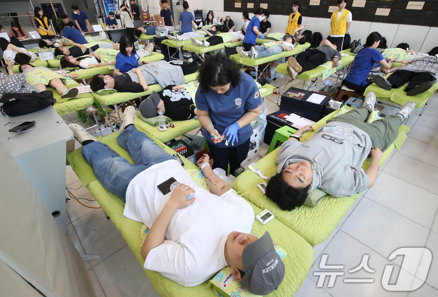 (대구=뉴스1) 공정식 기자 = 19일 오전 대구 북구 대구보건대 본관에서 열린 '제27회 헌혈 사랑 나눔 축제'를 찾은 학생들이 헌혈에 동참하고 있다.대구보건대는 1999년 '고 …